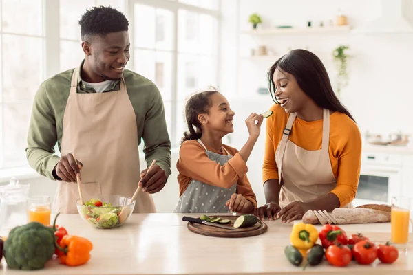 Famille noire cuisiner s'amuser à se nourrir mutuellement dans la cuisine — Photo