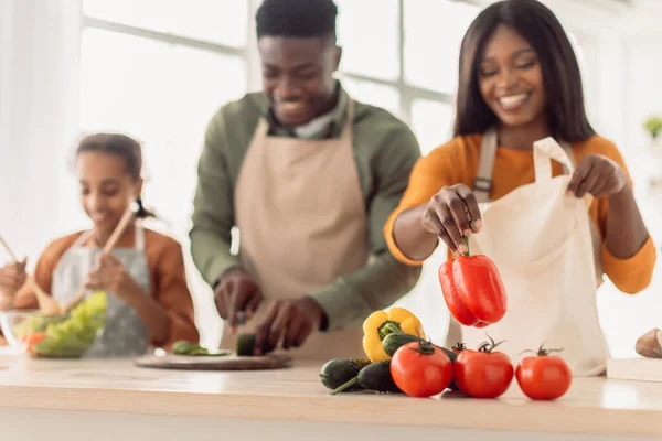 Afrikansk familj matlagning, mor håller Bell Pepper i modernt kök — Stockfoto