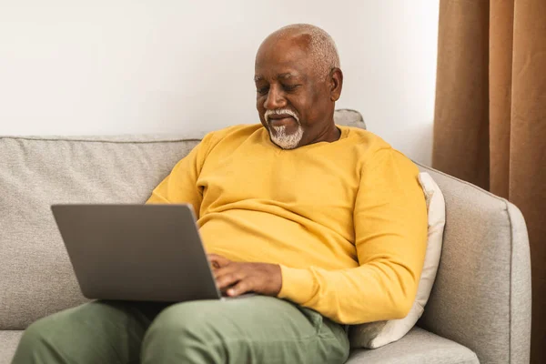 Homem Africano Americano Sênior Usando Laptop Trabalhando Online Em Casa — Fotografia de Stock