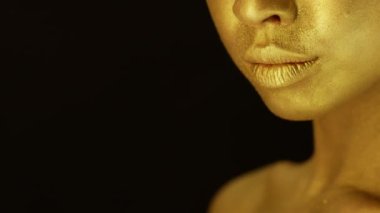 Siyah Arkaplanda Altın Derili Tanınmayan Kadın, Kesilmiş