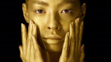 Altın ciltli Kadın Dokunan ve Okuyan Yüz, Siyah Arkaplan