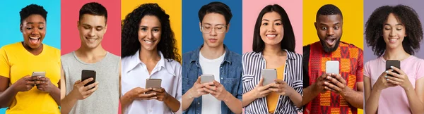 Jovens felizes multiétnicos desfrutando de aplicativos móveis em celulares — Fotografia de Stock