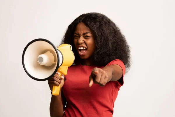 Agressieve Afro-Amerikaanse vrouw schreeuwen met megafoon en wijzende vinger op camera — Stockfoto