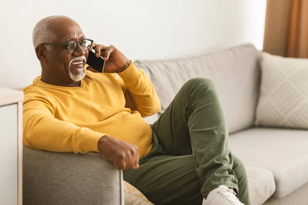 Sênior Africano Americano Masculino Falando Por Telefone Em Casa, Vista Lateral — Fotografia de Stock