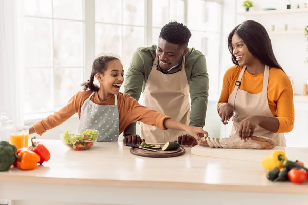 Afro-Amerikan Ailesi Ekmek ve Sebze Kesiyor Mutfakta Yemek Pişiriyor — Stok fotoğraf