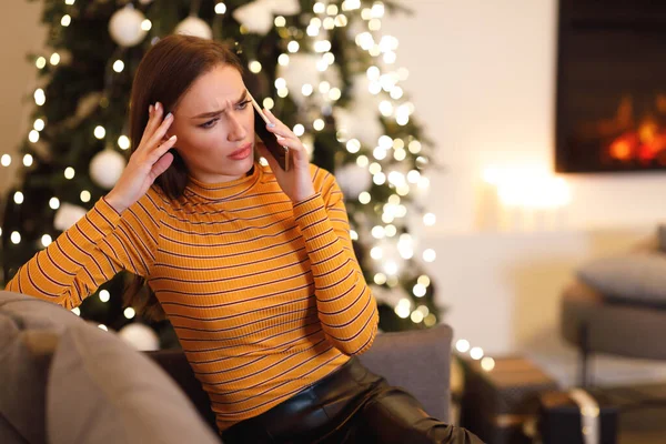 Verwirrte Frau telefoniert auf Couch — Stockfoto