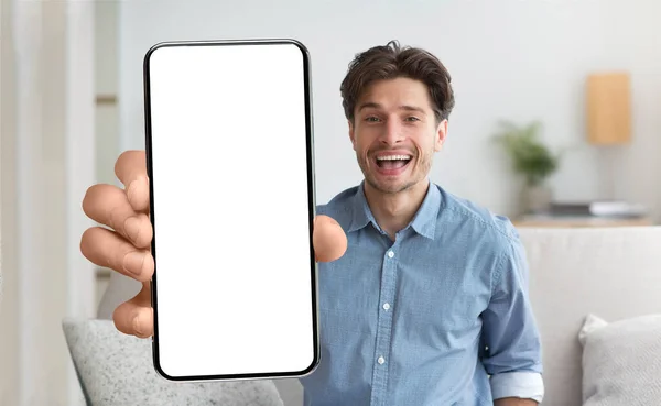 Homme montrant écran blanc vide smartphone près de la caméra — Photo