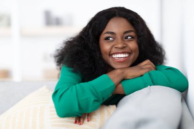 Fotokopi odasına bakan neşeli siyahi kadının yakın plan portresi.