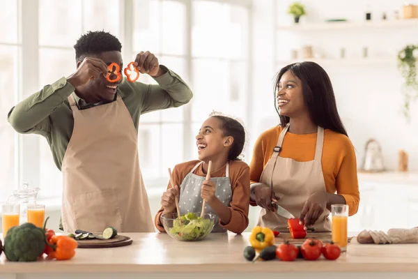 Negro familia tener divertido con verduras mientras cocinar en cocina — Foto de Stock