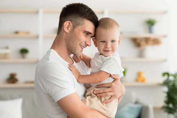 Padres Amor. feliz millennial papá vinculación con lindo bebé hijo en casa —  Fotos de Stock