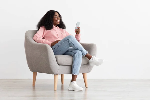 똑똑 한 흑인 여성 이 스마트폰으로 동영상 통화를 하고 있습니다. — 스톡 사진