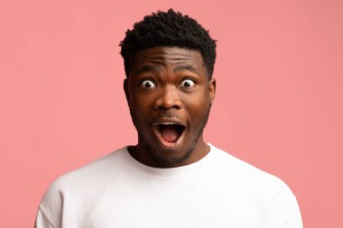 Siyahi adam kameraya bakıyor, yakın çekim.