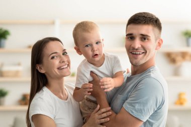 Millennial Ailesi. Mutlu genç anne ve çocuklu baba portresi