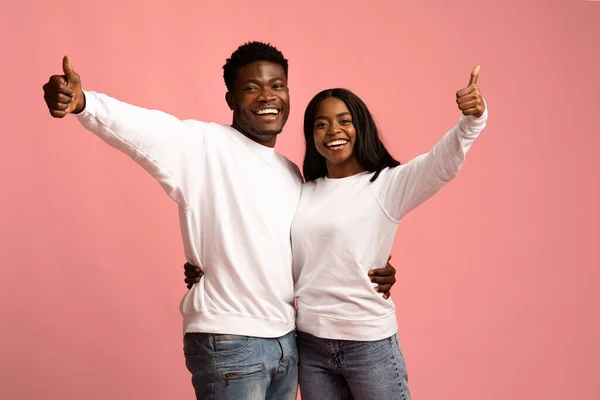 Glad afrikansk amerikanska älskare omfamna över rosa studio bakgrund — Stockfoto