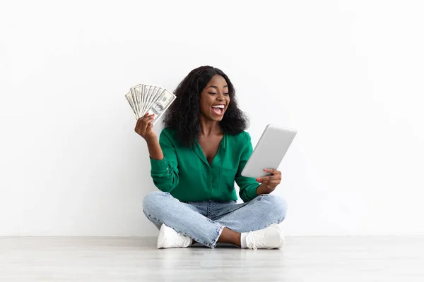 Szczęśliwy czarny lady z cyfrowy tablet i gotówka na biały — Zdjęcie stockowe