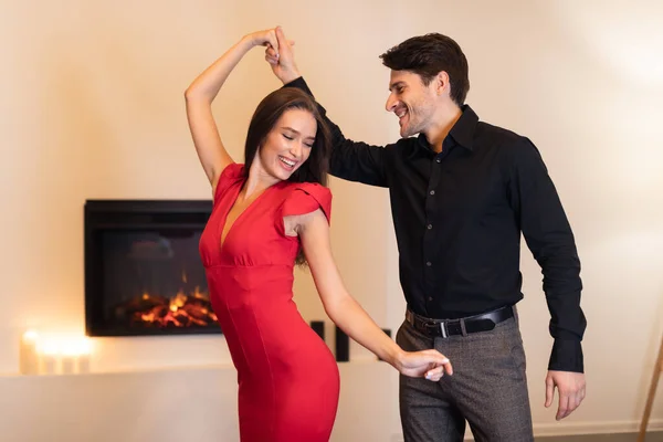 Sonriente chico feliz bailando con su hermosa mujer — Foto de Stock