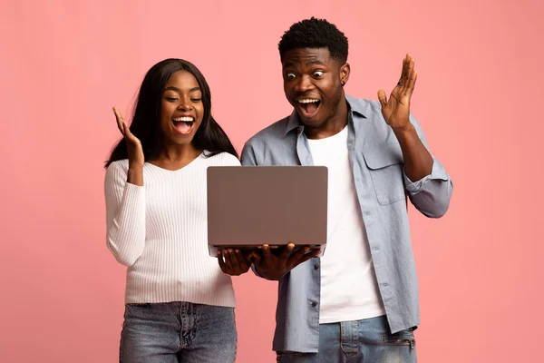아프리카 계 미국인 커플 이 컴퓨터를 이용해 온라인 거래를 하는 행복 한 모습 — 스톡 사진