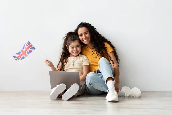 Online Visa Application. Mom And Little Daughter With British Flag And Laptop — Stock Photo, Image