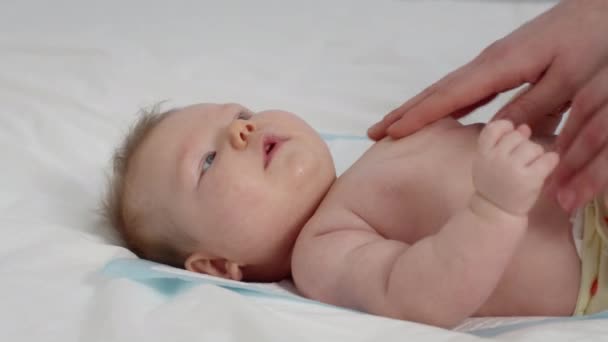 Massaggio per bambini. Madre premurosa Massaggiare delicatamente la sua pelle neonata — Video Stock