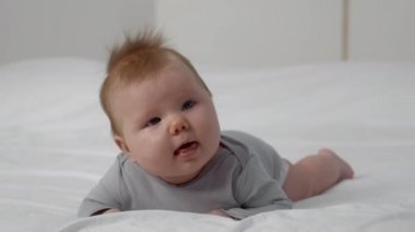 Yeni doğan gelişimi. Evdeki yatakta dinlenen sevimli bebek portresi.