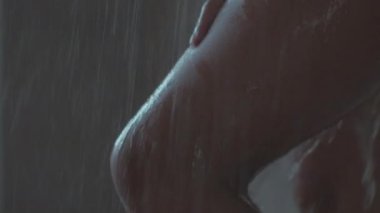 Vücut hijyeni. Tanınmayan Afrikalı Amerikalı kadın duş alıyor, ince pürüzsüz vücudunu su altında yıkıyor.