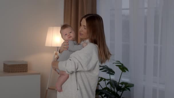 Felicità della maternità. Giovane donna felice che tiene adorabile neonato in braccio — Video Stock