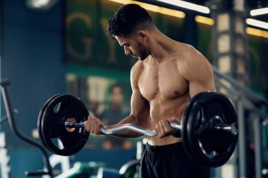 Çıplak Gövdesiyle Yakışıklı Arap Spor Salonunda Ağır Halter Kaldırıyor