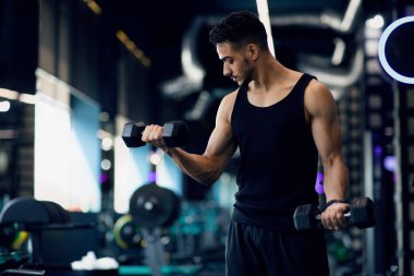 Spor Salonunda Dambıllı Genç Orta Doğulu Erkek Vücut Geliştirici Eğitimi