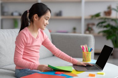 İnternette sanat ve zanaat dersi alan yaratıcı Asyalı kız.