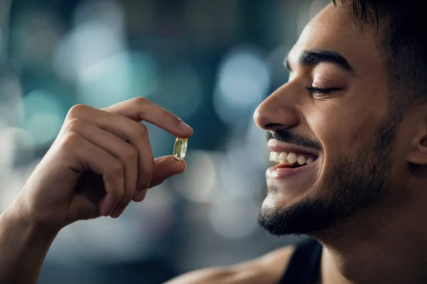 Best Multivitamins. Portrait Of Handsome Young Arab Guy Holding Supplement Capsule — Stock Photo, Image