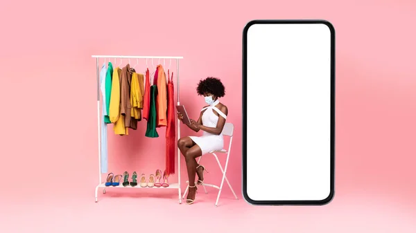 Μαύρη κυρία κοντά τεράστιο τηλέφωνο χρησιμοποιώντας Tablet Shopping, ροζ φόντο — Φωτογραφία Αρχείου