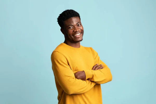 Positivo jovem negro posando em azul — Fotografia de Stock