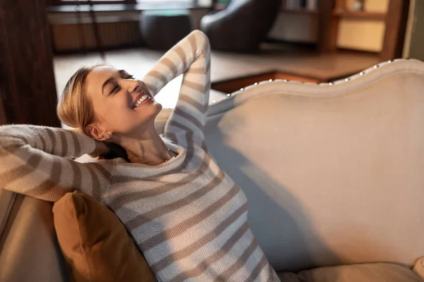 Mulher calma tendo descanso em casa no sofá — Fotografia de Stock