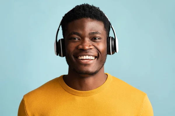Χαρούμενος Αφροαμερικάνος με ακουστικά, κοντινό πλάνο. — Φωτογραφία Αρχείου