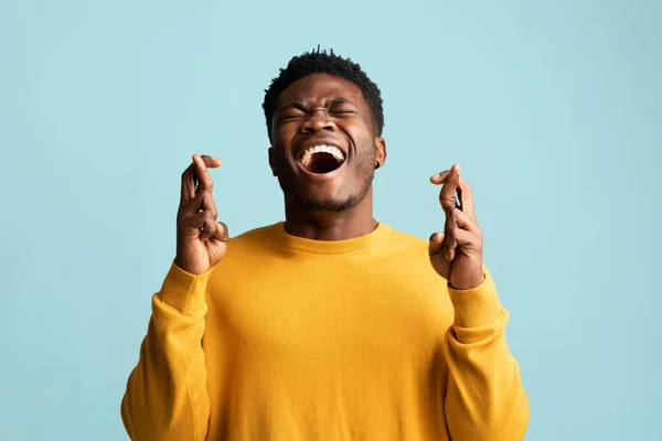 Super glücklich afrikanisch amerikanisch guy drücken die Daumen — Stockfoto