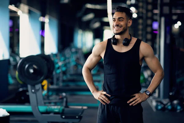 Anúncio de Ginásio. Retrato de bonito desportivo árabe homem posando no clube de fitness — Fotografia de Stock