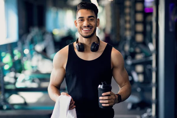 Bereit für das Training. Glücklich jung sportlich araber kerl posieren bei fitnessstudio interior — Stockfoto