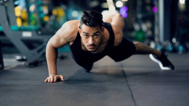 Motive olmuş Arap Sporcusu Bir elinde şınav egzersizi yapıyor