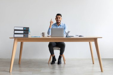 Fikir kavramı. Heyecanlı Adam İşyerinde Parmak Gösteriyor