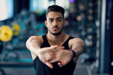 Yakışıklı Orta Doğulu Erkek Sporcu Spor Salonunda Çalışmadan Önce Isınıyor