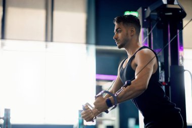 Modern Spor Salonu 'nda Çapraz Çapraz Makineli Kaslı Arap Eğitimi