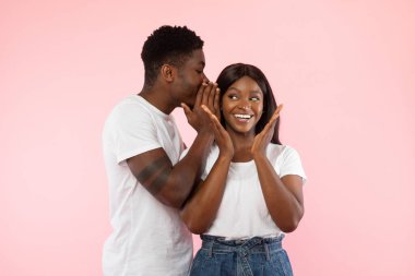 Siyahi Adam Heyecanlı Kadınla Haberleri Paylaşıyor Kulağına Fısıldıyor