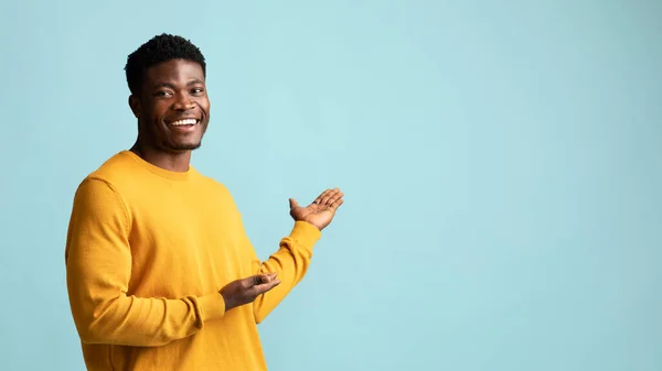 Happy african american guy showing something nice — Stock Photo, Image