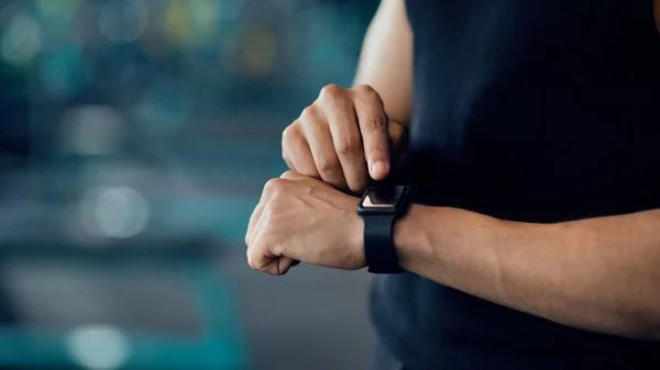 Sport Gadgets Concept. Atleta masculino irreconhecível verificando sua atividade de fitness no Smartwatch — Fotografia de Stock