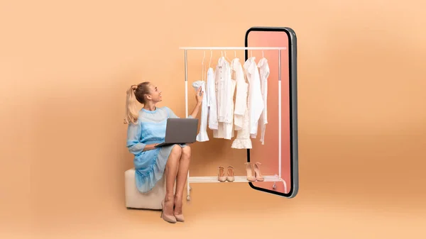 Donna che fa shopping online utilizzando il computer portatile seduto vicino a grande smartphone, Studio — Foto Stock