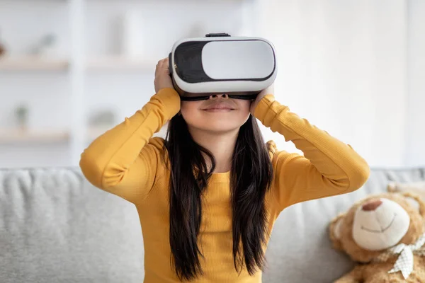 Niño excitado poniéndose gafas VR, interior del hogar — Foto de Stock