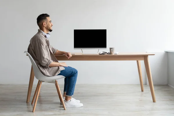 Uomo arabo guardando vuoto monitor del computer vuoto — Foto Stock