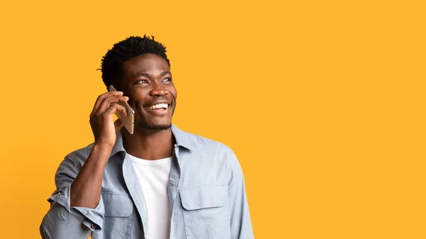 전화 통화를 하는 아프리카계 미국 남자 — 스톡 사진