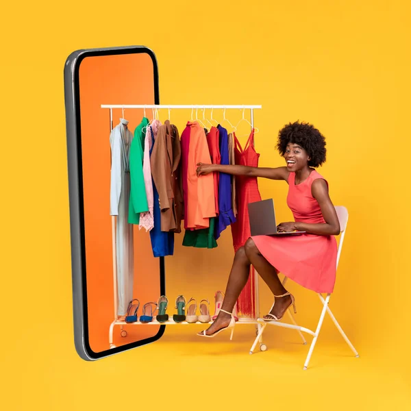 Αφρικανική γυναίκα κοντά στο μεγάλο κινητό τηλέφωνο ψώνια σε απευθείας σύνδεση σε κίτρινο φόντο — Φωτογραφία Αρχείου