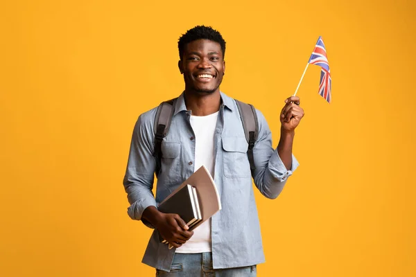 Šťastný černošky kluk student ukazující vlajku Velké Británie — Stock fotografie